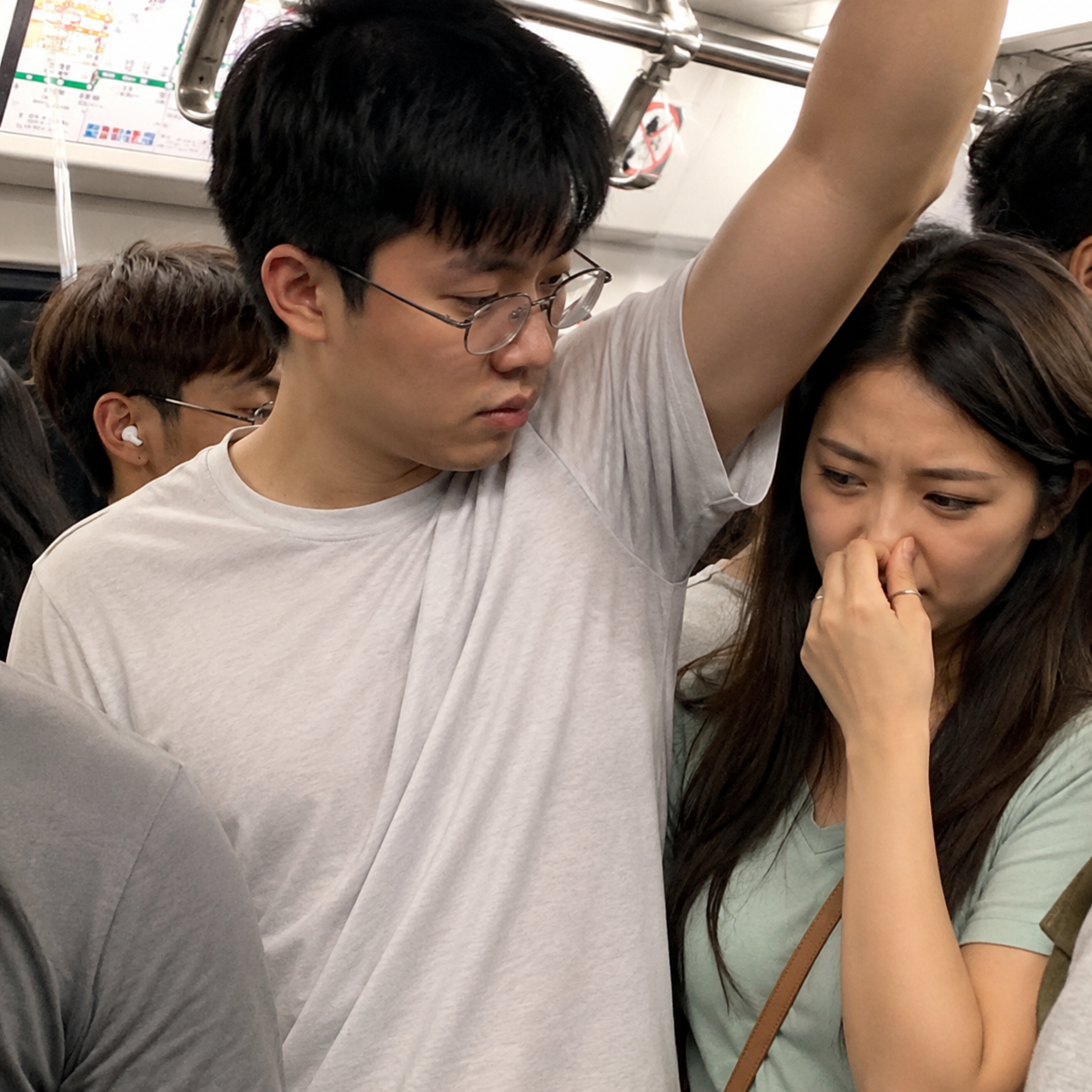 近距離相處時異味帶來壓力的情境照片